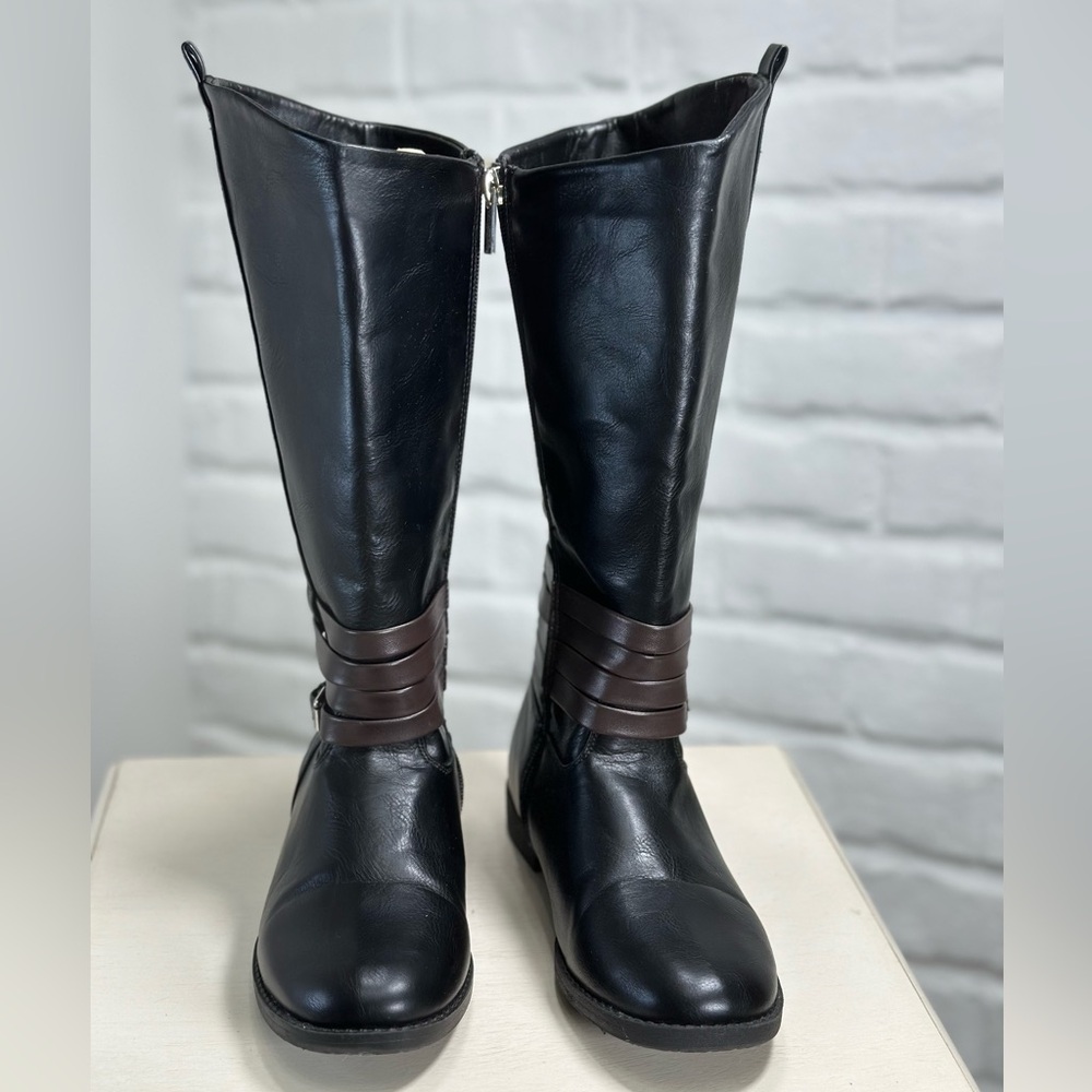 Kids Kennedy Hunt by Kenneth Cole. Black. Size 3.5